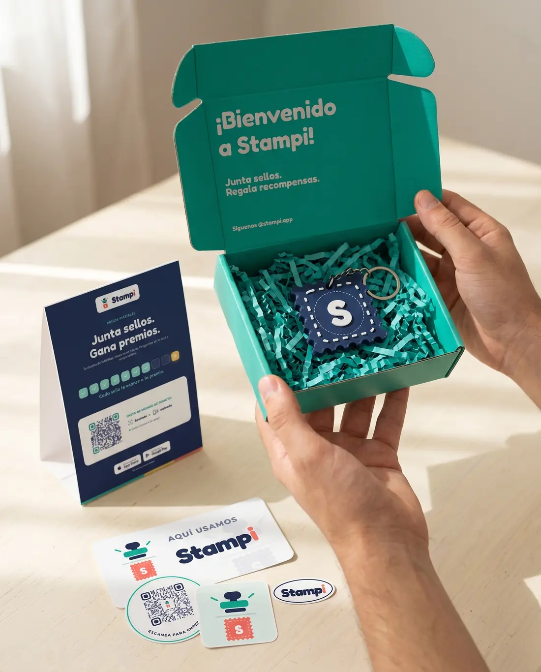 Abriendo el kit de bienvenida de Stampi