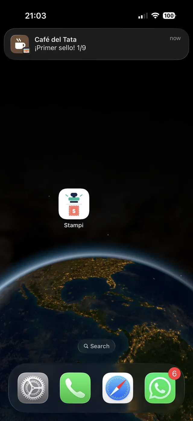Notificación en la pantalla de inicio del iPhone: "Café del Tata · ¡Primer sello! 1/9", con el ícono de Stampi y una insignia de billetera.