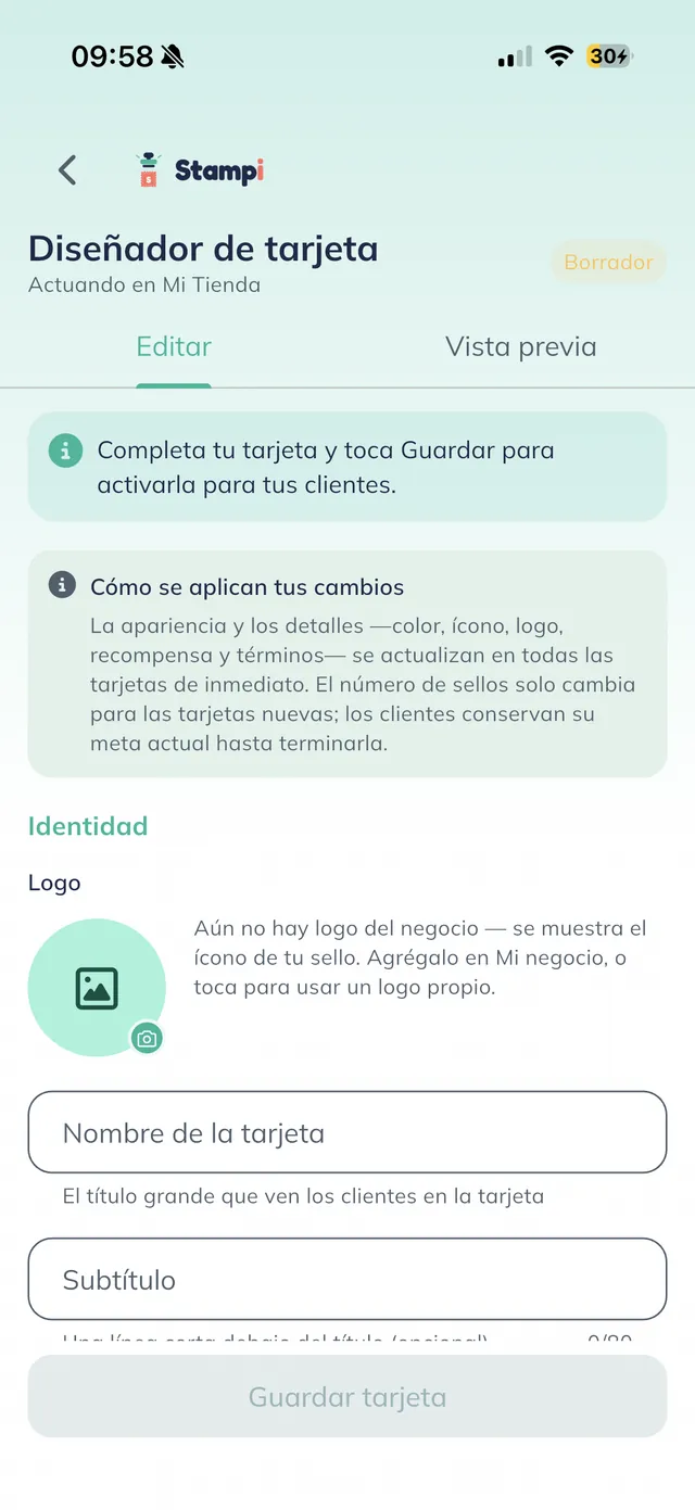 Pantalla "Diseñador de tarjeta" con las pestañas Editar y Vista previa, la insignia "Borrador" y dos avisos en la parte superior, seguida de la sección Identidad con el Logo.