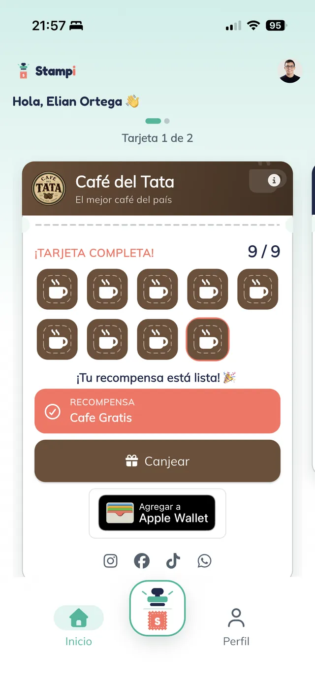 Pantalla de inicio de la app con la tarjeta de Café del Tata marcada "¡TARJETA COMPLETA! 9/9", las nueve tazas selladas, la recompensa "Cafe Gratis" y los botones "Canjear" y "Agregar a Apple Wallet".