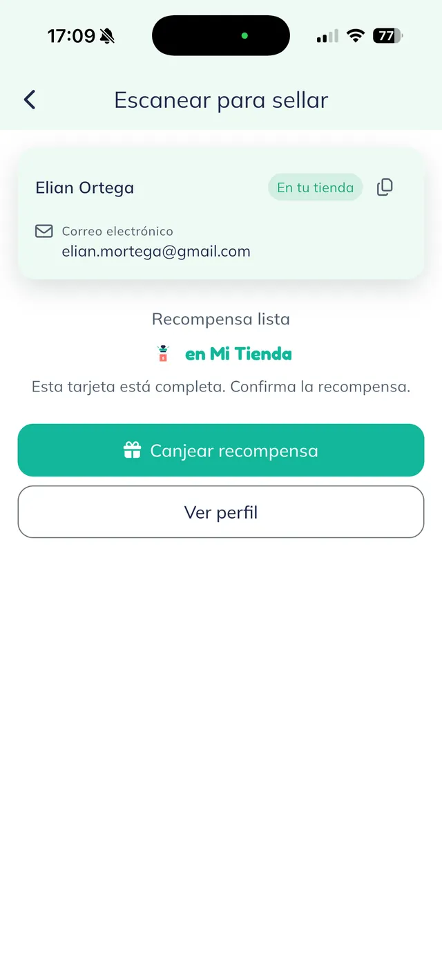 Pantalla "Escanear para sellar" con los datos del cliente, la etiqueta "En tu tienda", el aviso "Recompensa lista · Esta tarjeta está completa. Confirma la recompensa." y los botones "Canjear recompensa" y "Ver perfil".