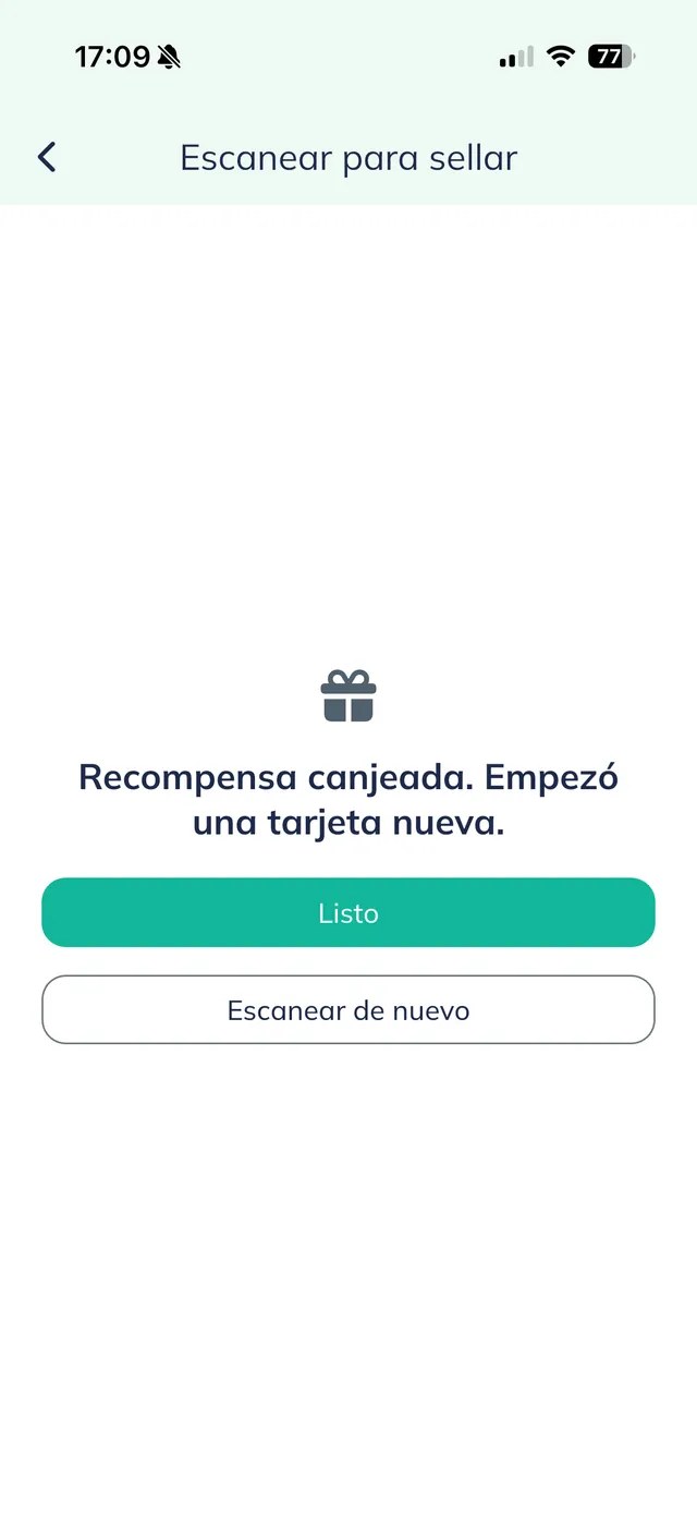 Pantalla "Escanear para sellar" con un ícono de regalo y el mensaje "Recompensa canjeada. Empezó una tarjeta nueva.", con los botones "Listo" y "Escanear de nuevo".