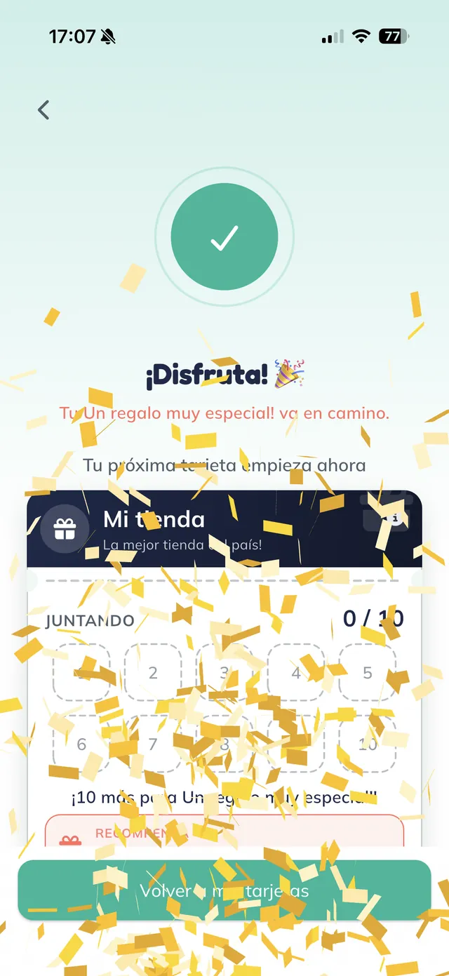 Pantalla del cliente con confeti dorado y una palomita, el texto "¡Disfruta!", el aviso de que su premio va en camino y "Tu próxima tarjeta empieza ahora", con el botón "Volver a mis tarjetas".