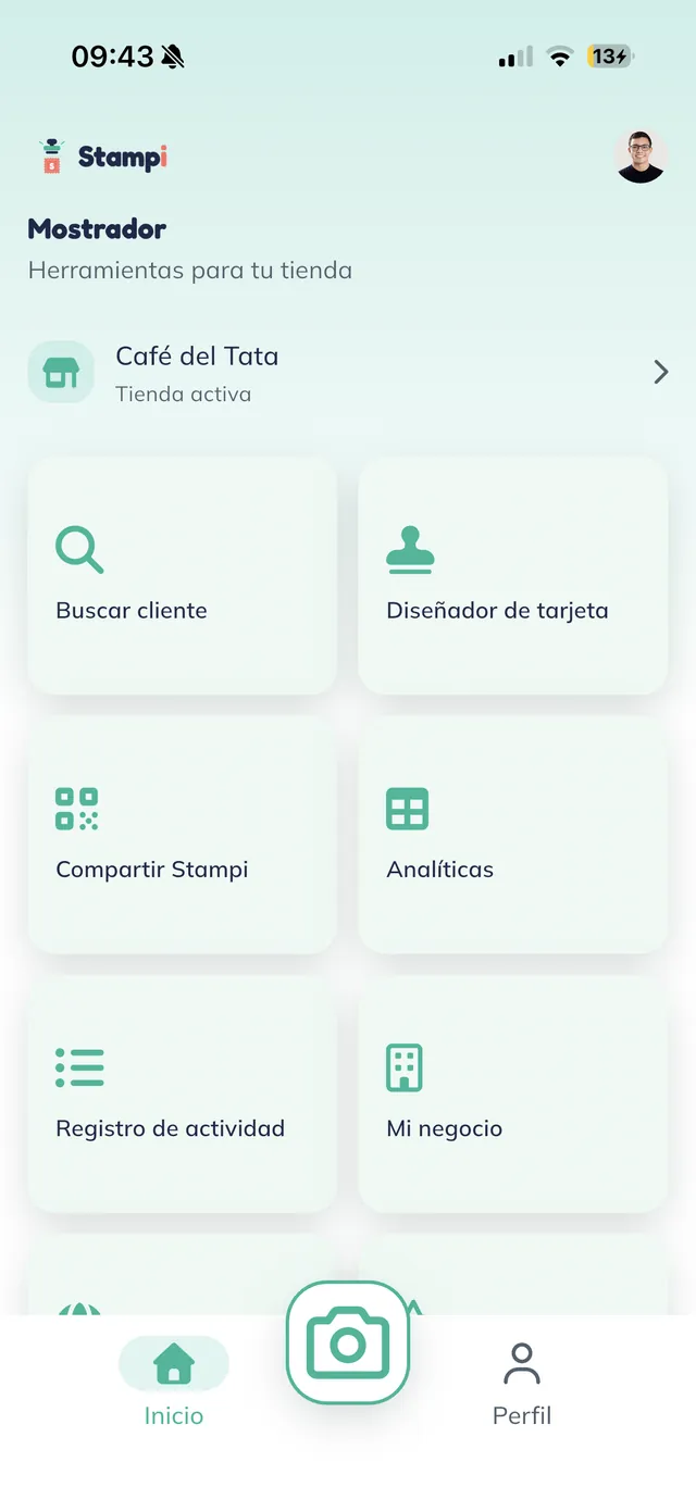 Pantalla Mostrador de la app Stampi con el negocio Café del Tata activo arriba y una cuadrícula de herramientas: Buscar cliente, Diseñador de tarjeta, Compartir Stampi, Analíticas, Registro de actividad y Mi negocio.