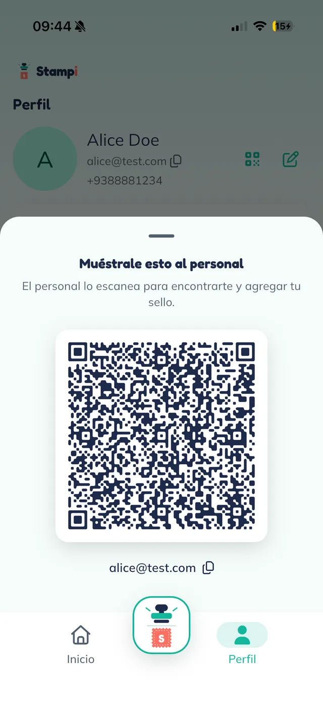 Pantalla de perfil del cliente con un código QR de identidad y, debajo, el correo alice@test.com junto a un botón de copiar.
