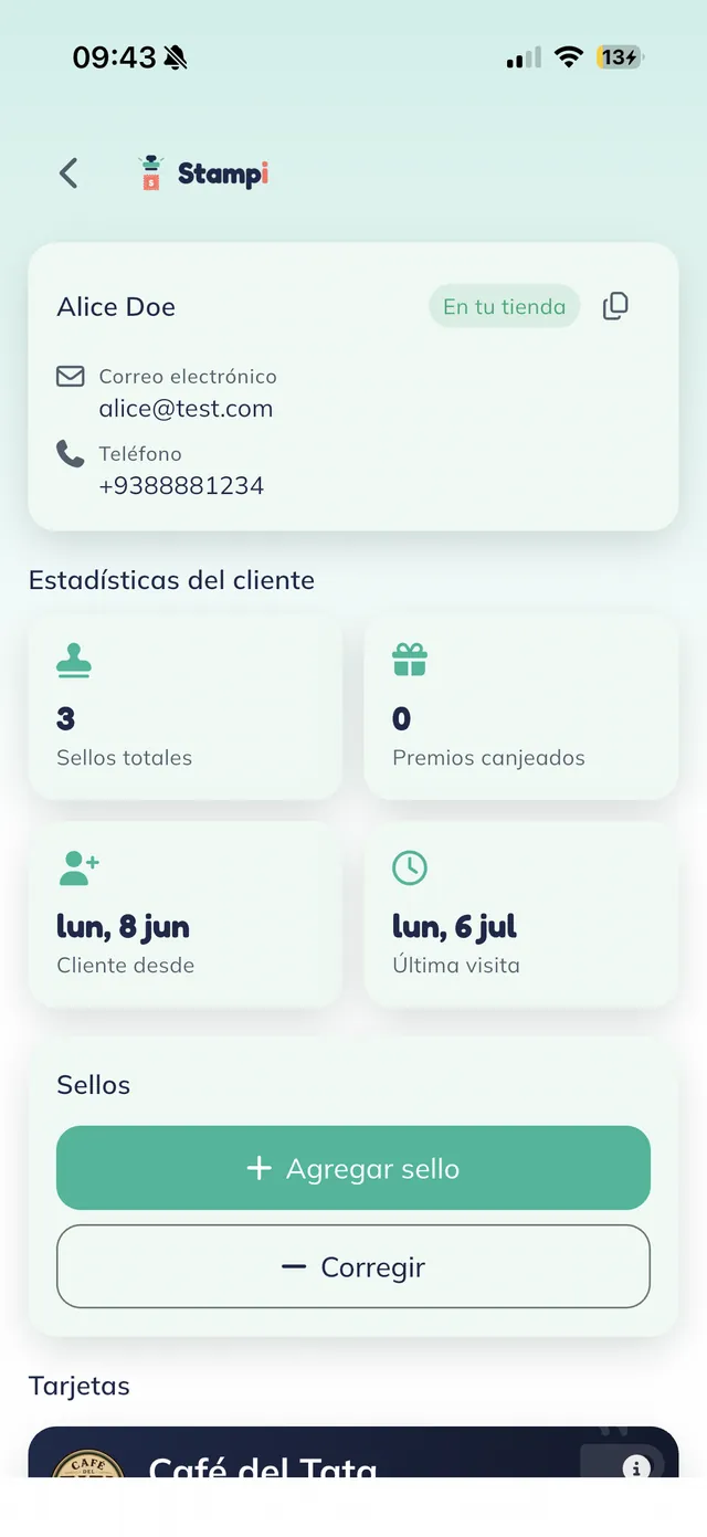 Ficha del cliente "Alice Doe · En tu tienda" con correo y teléfono, estadísticas del cliente y un bloque de sellos con los botones Agregar sello y Corregir.