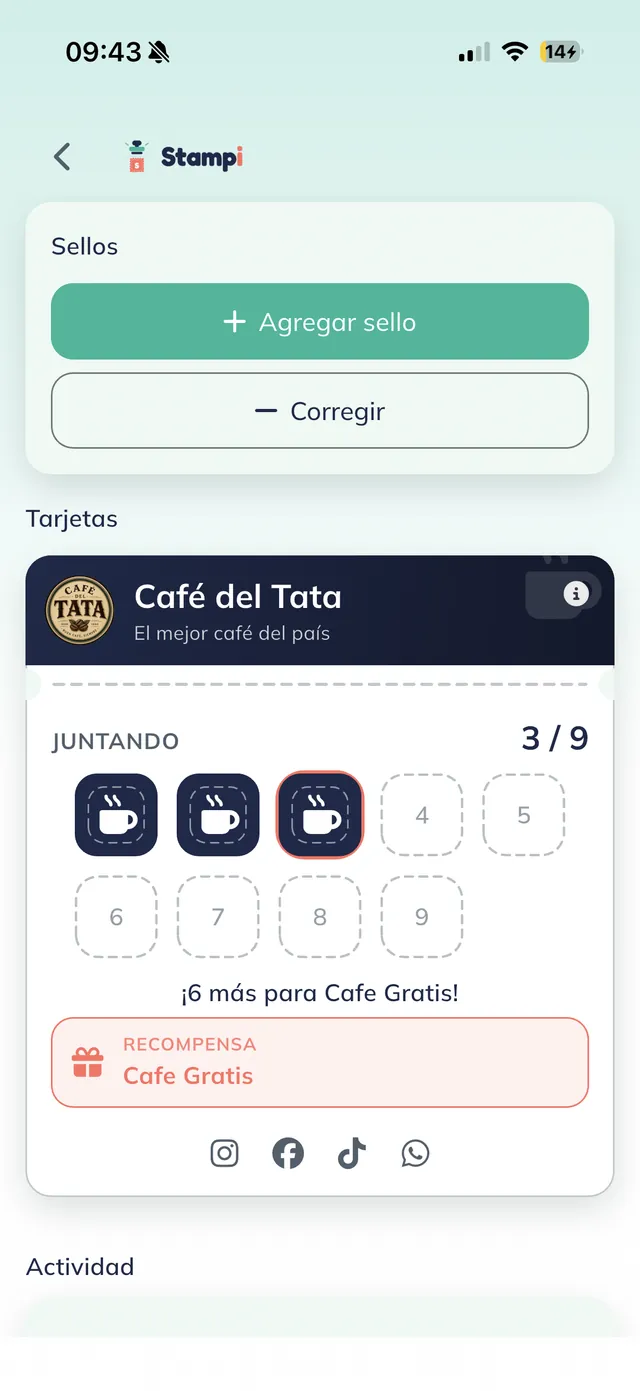 Tarjeta de Café del Tata del cliente con el estado "JUNTANDO 3 / 9", los botones Agregar sello y Corregir, y la recompensa "Cafe Gratis".