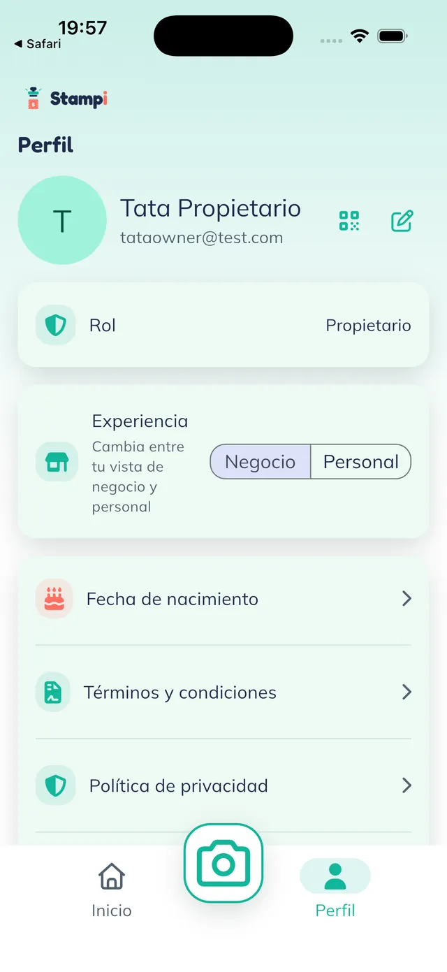 Pantalla Perfil de Stampi en modo negocio: Rol Propietario, el interruptor Negocio/Personal en Negocio y, en el centro de la barra inferior, el botón de cámara para escanear.