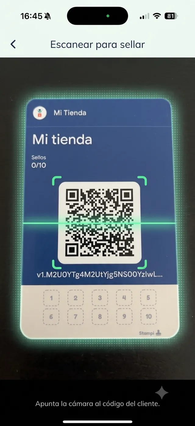 Pantalla "Escanear para sellar" de Stampi con la cámara apuntando al código de la tarjeta del cliente y el mensaje "Apunta la cámara al código del cliente".