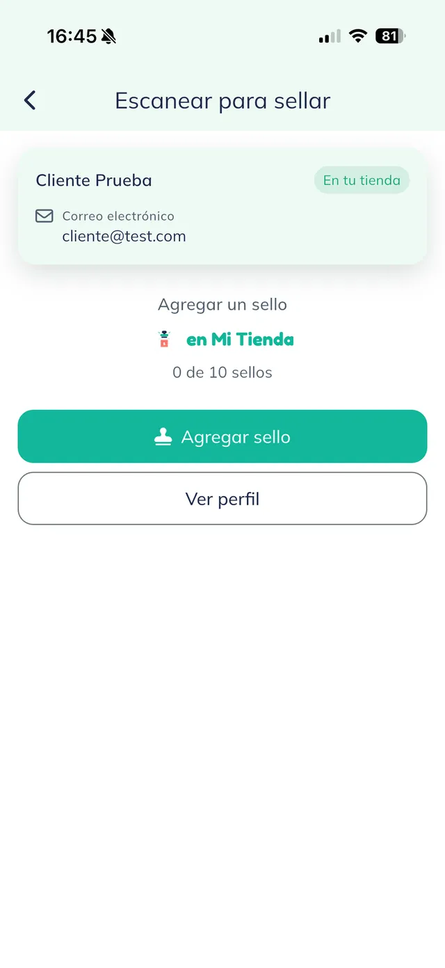 Pantalla de confirmación después de escanear: los datos del cliente y la opción de agregarle un sello.