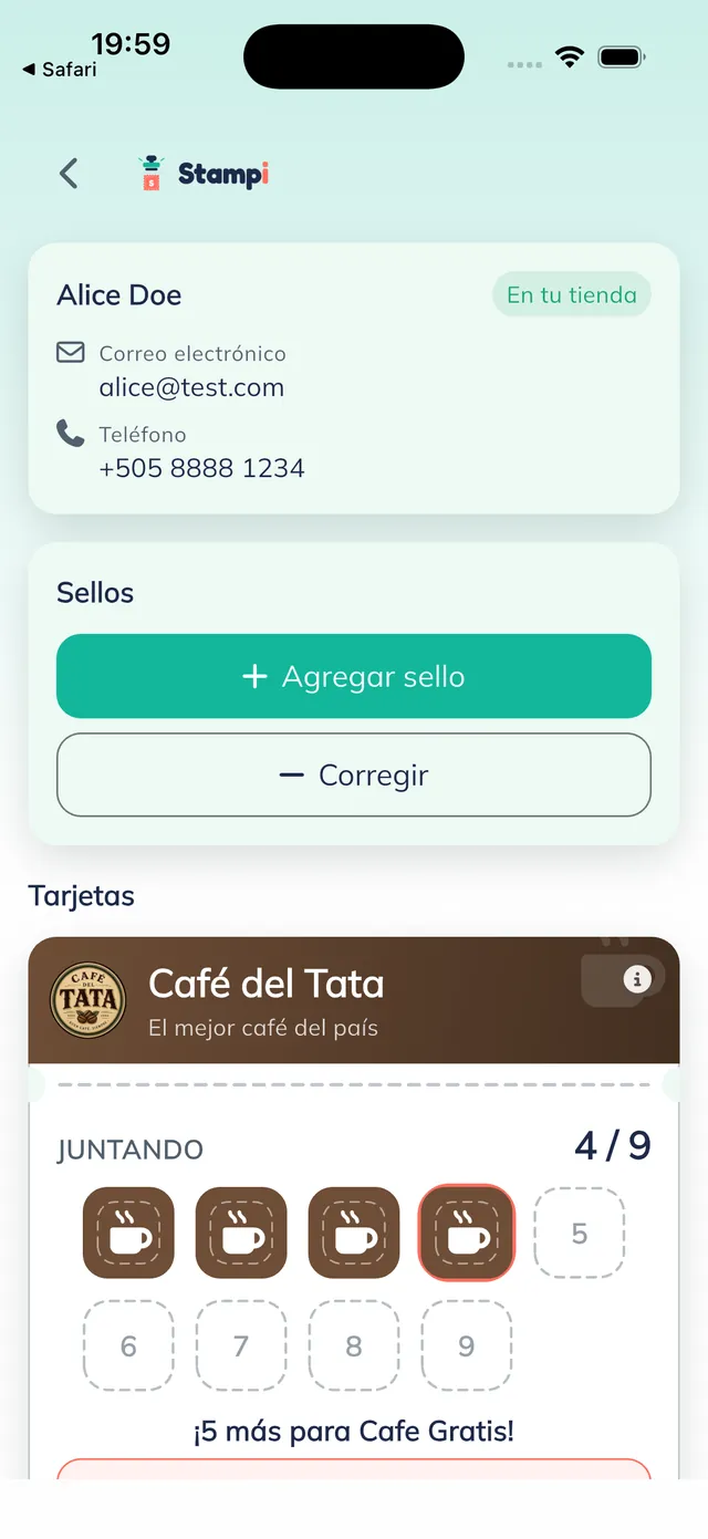 Ficha del cliente "Alice Doe · En tu tienda" con correo y teléfono, un bloque de Sellos con los botones Agregar sello y Corregir, y la tarjeta de Café del Tata en "JUNTANDO 4 / 9".
